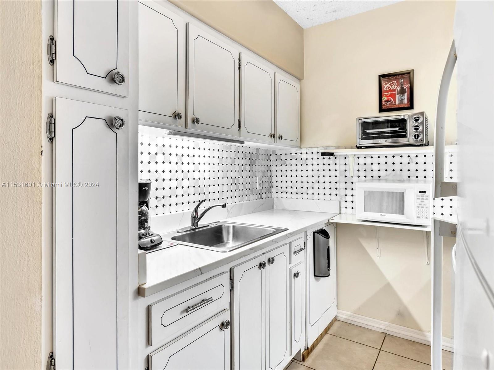 1000 SW 11th Ave 5E, Hallandale Beach, Florida 33009, 1 Bedroom Bedrooms, ,1 BathroomBathrooms,Residential,For Sale,1000 SW 11th Ave 5E,A11531601