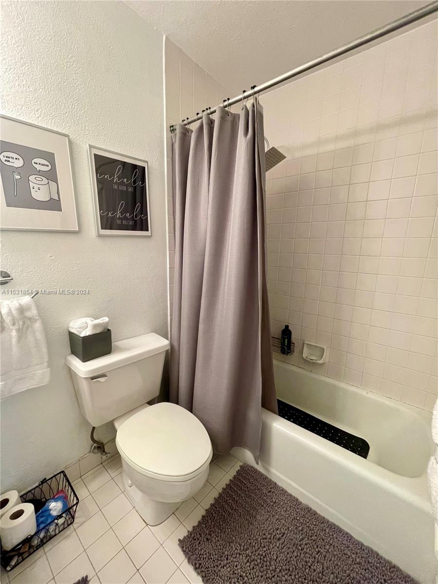 2nd Bathroom with tub