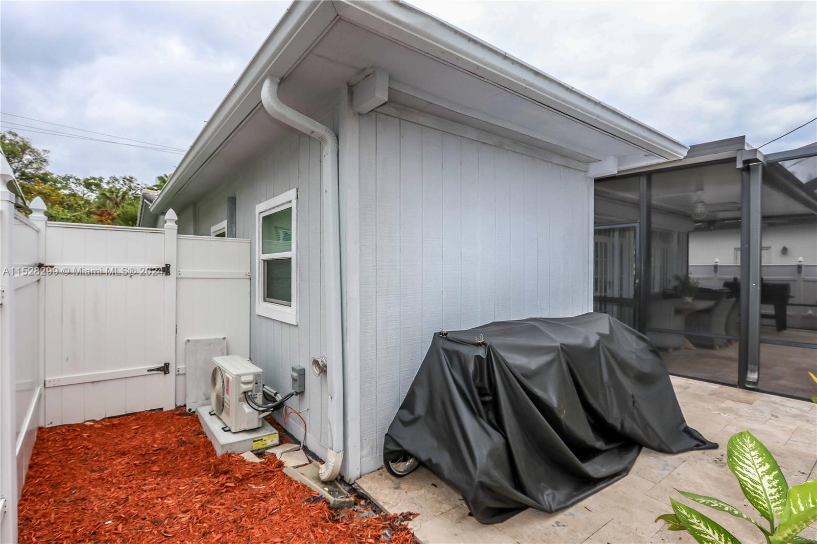 812 Johnson St, Hollywood, Florida 33019, 3 Bedrooms Bedrooms, ,2 BathroomsBathrooms,Residential,For Sale,812 Johnson St,A11528299