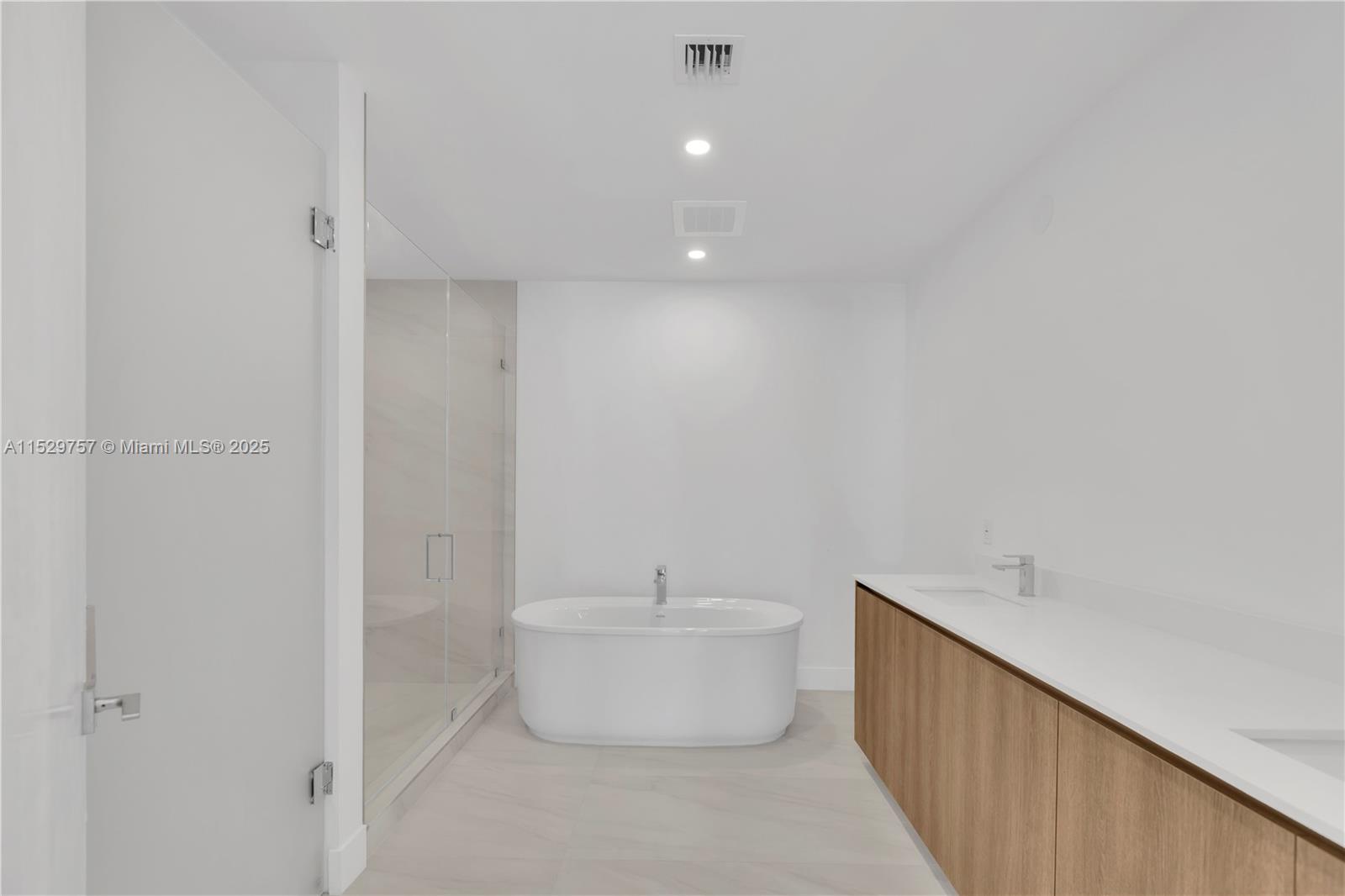 17550 Collins Avenue, Sunny Isles Beach, FL, 33160 United States, 2 Bedrooms Bedrooms, ,2 BathroomsBathrooms,Residential,For Sale,Collins Avenue,A11529757