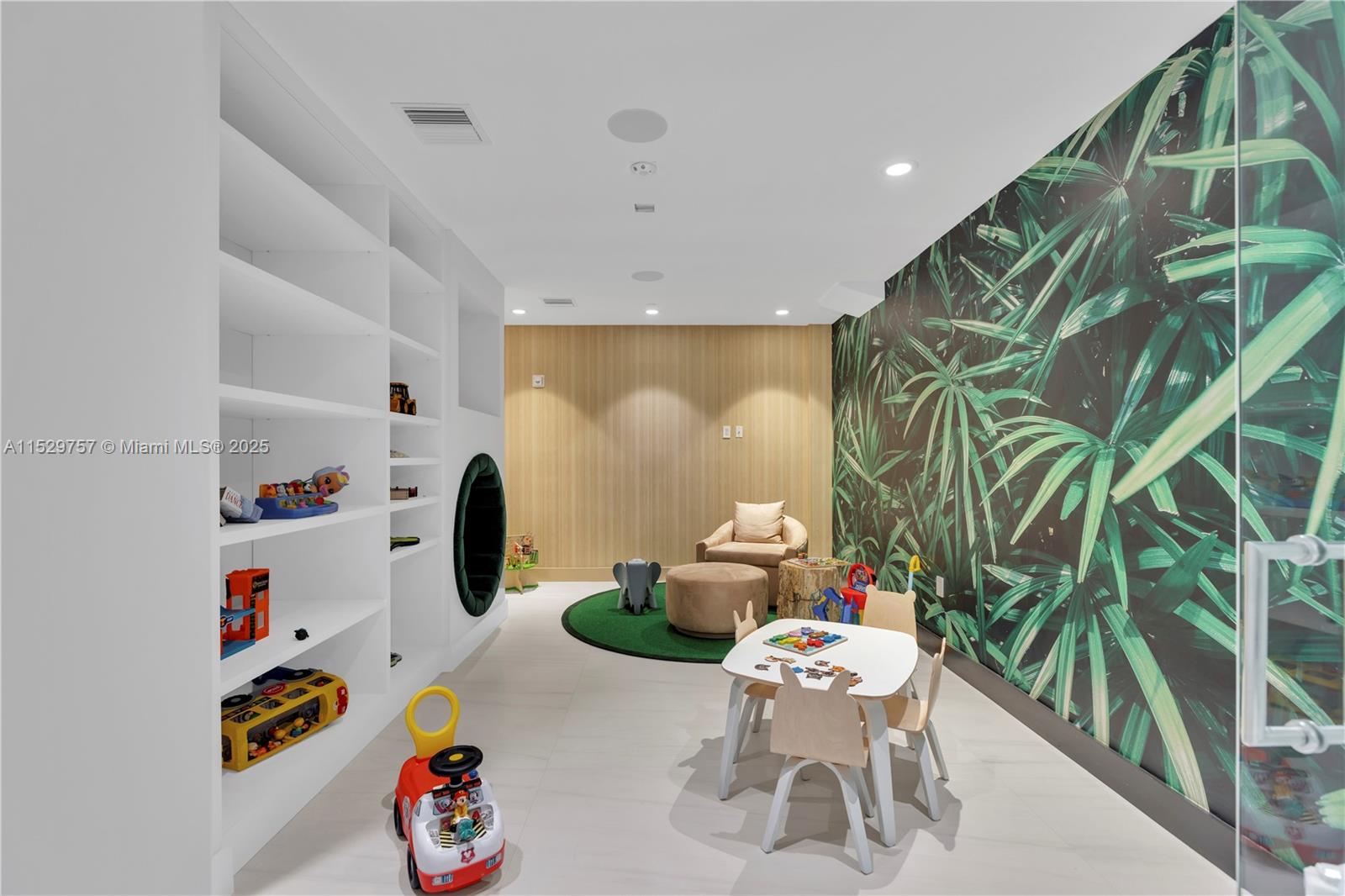 17550 Collins Avenue, Sunny Isles Beach, FL, 33160 United States, 2 Bedrooms Bedrooms, ,2 BathroomsBathrooms,Residential,For Sale,Collins Avenue,A11529757