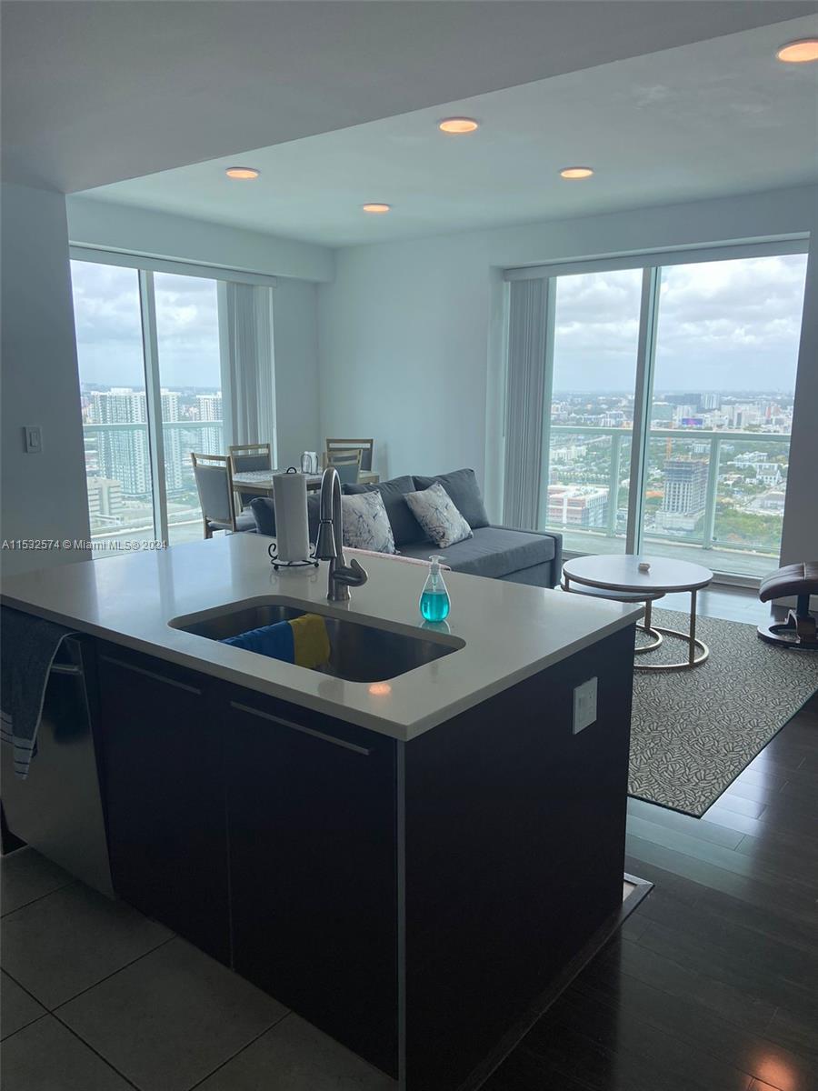 Fantastic Unit located at the Quantum on the bay corner unit fantastic city views, located close to the airport. shopping malls and places of entertainment

**** ATTENTION UNIT IS A 2 BED / 2 BATH *****