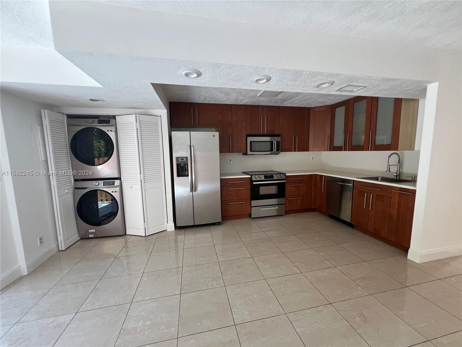 816 NE 27th Ave 816, Hallandale Beach, Florida 33009, 2 Bedrooms Bedrooms, ,2 BathroomsBathrooms,Residentiallease,For Rent,816 NE 27th Ave 816,A11532245