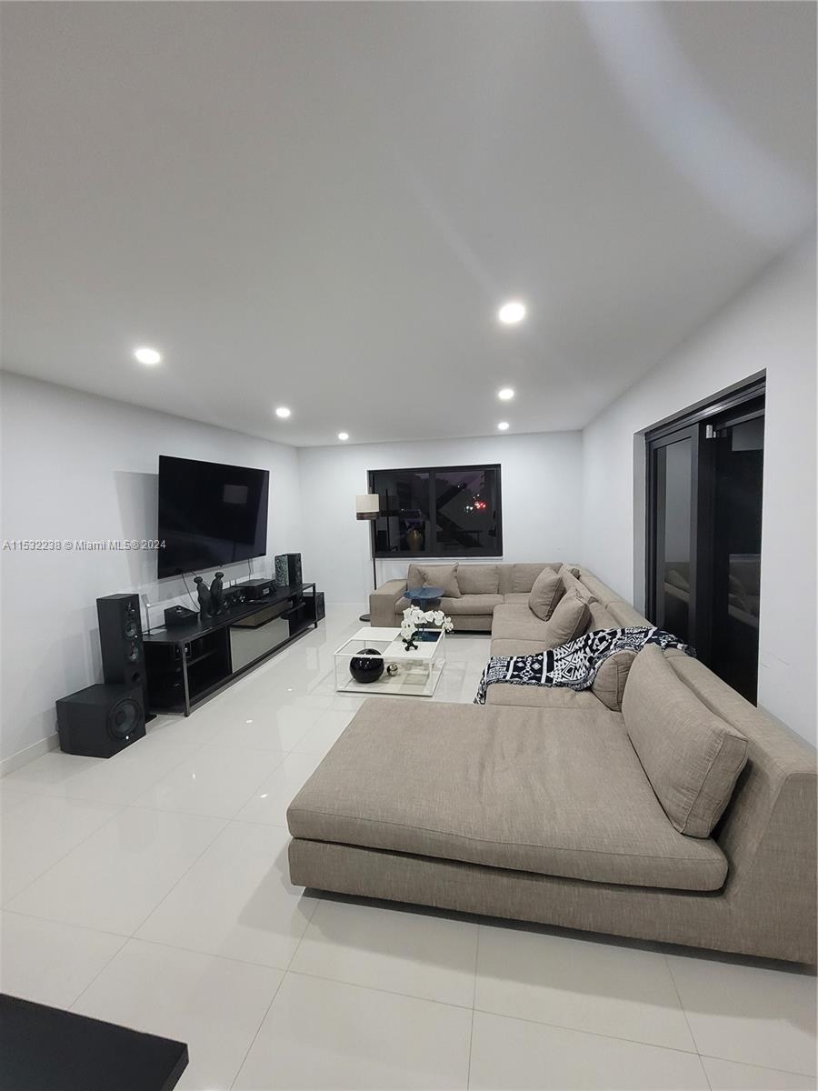 2415 W 67th Pl 11-8, Hialeah, Florida 33016, 3 Bedrooms Bedrooms, ,1 BathroomBathrooms,Residential,For Sale,2415 W 67th Pl 11-8,A11532238