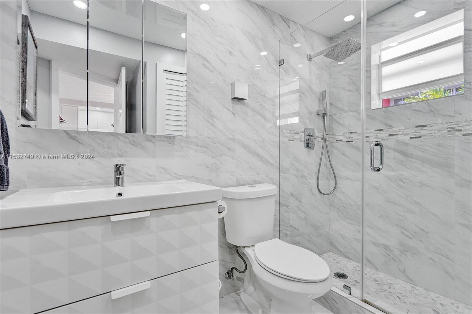 2600 Diana Dr 320, Hallandale Beach, Florida 33009, 1 Bedroom Bedrooms, ,2 BathroomsBathrooms,Residentiallease,For Rent,2600 Diana Dr 320,A11532749