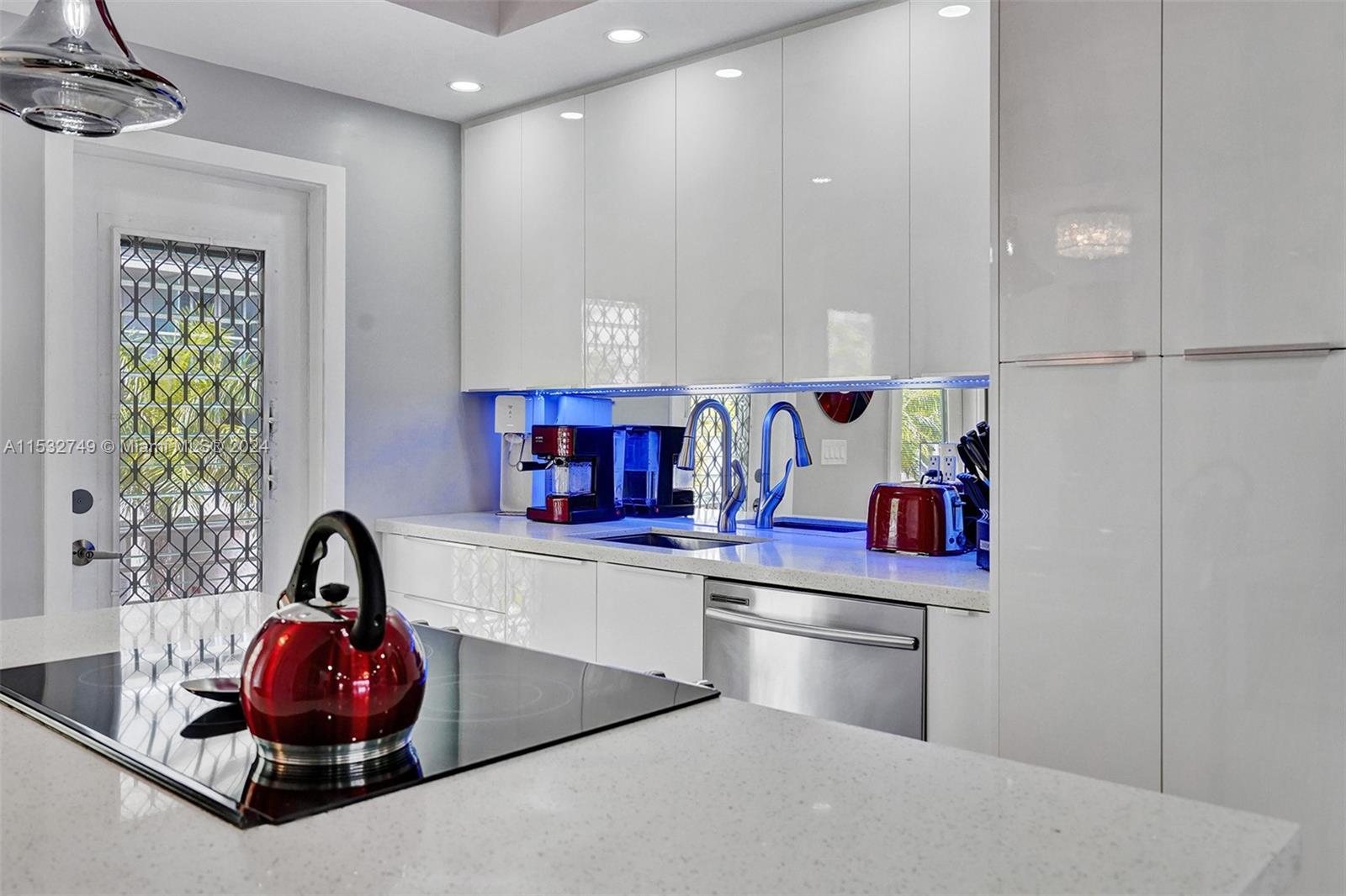 2600 Diana Dr 320, Hallandale Beach, Florida 33009, 1 Bedroom Bedrooms, ,2 BathroomsBathrooms,Residentiallease,For Rent,2600 Diana Dr 320,A11532749