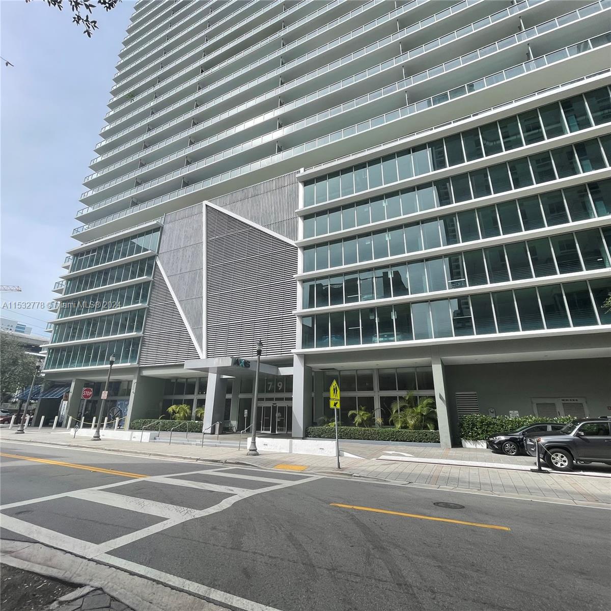 Beautiful 1 bedroom and 1 bathroom unit in Brickell area, stainless steel appliances, quartz countertop, wood kitchen cabinets. Marble floor. Great city views. Amenities include fitness center, pool, BBQ area, spa. Located in the heart of Brickell. Close to shopping centers, Brickell City Centre, Merrick Brickell mall, supermarkets, Metro Mover, Metro Rail, restaurants and clubs.