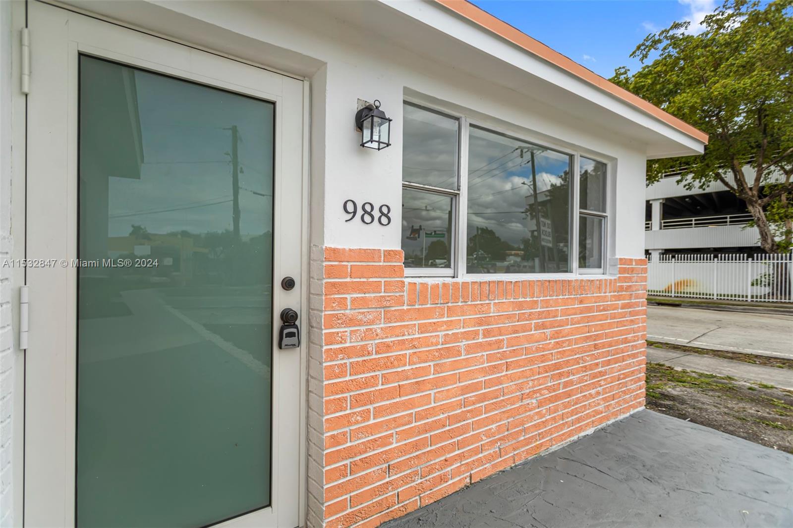 988 NW 10th St 1, Hallandale Beach, Florida 33009, 3 Bedrooms Bedrooms, ,2 BathroomsBathrooms,Residentiallease,For Rent,988 NW 10th St 1,A11532847