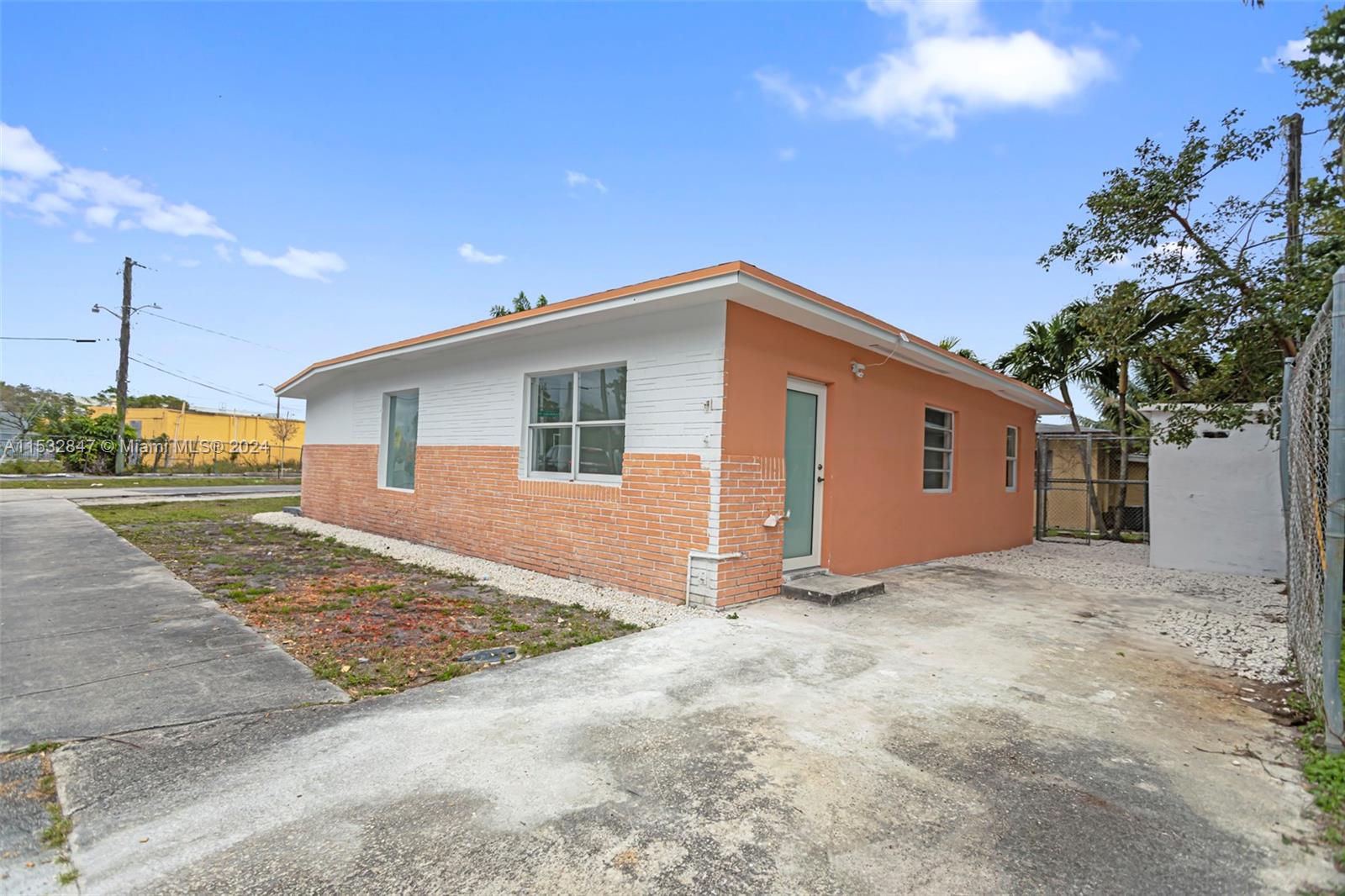988 NW 10th St 1, Hallandale Beach, Florida 33009, 3 Bedrooms Bedrooms, ,2 BathroomsBathrooms,Residentiallease,For Rent,988 NW 10th St 1,A11532847