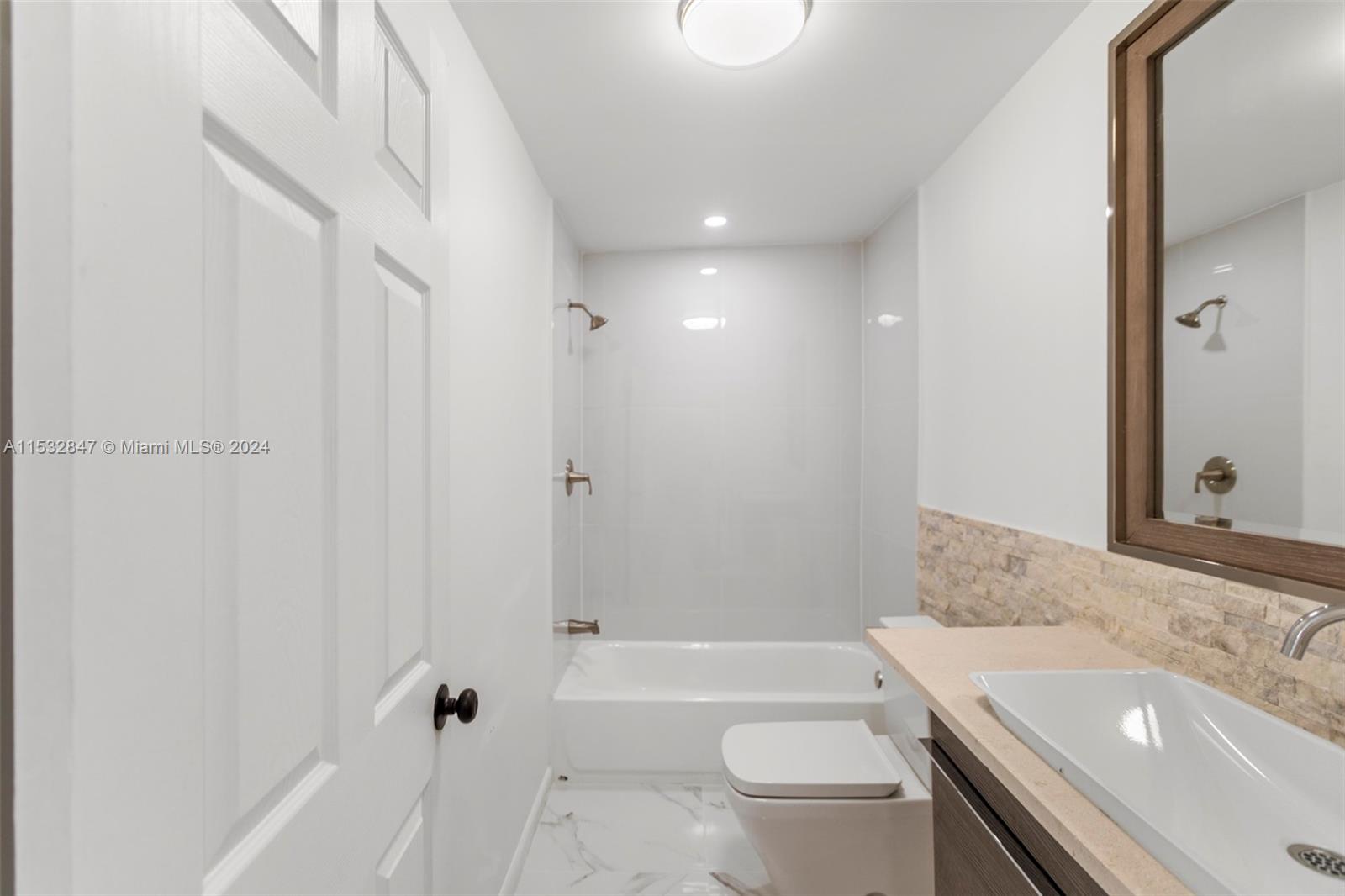 988 NW 10th St 1, Hallandale Beach, Florida 33009, 3 Bedrooms Bedrooms, ,2 BathroomsBathrooms,Residentiallease,For Rent,988 NW 10th St 1,A11532847