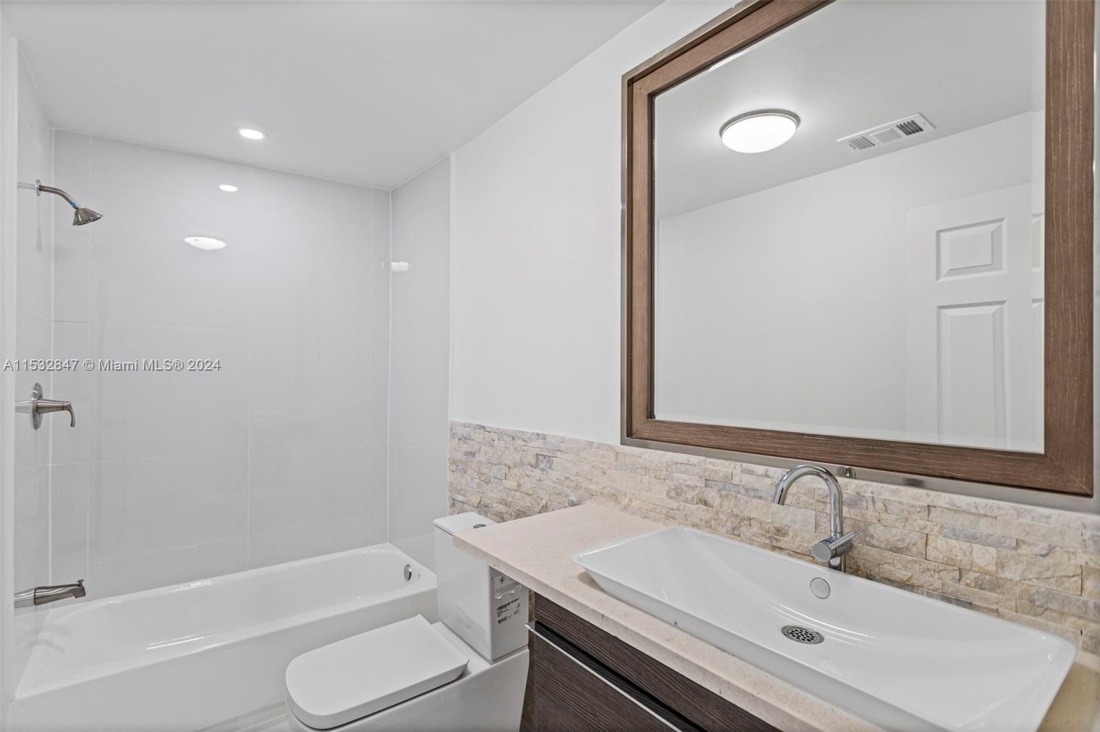 988 NW 10th St 1, Hallandale Beach, Florida 33009, 3 Bedrooms Bedrooms, ,2 BathroomsBathrooms,Residentiallease,For Rent,988 NW 10th St 1,A11532847