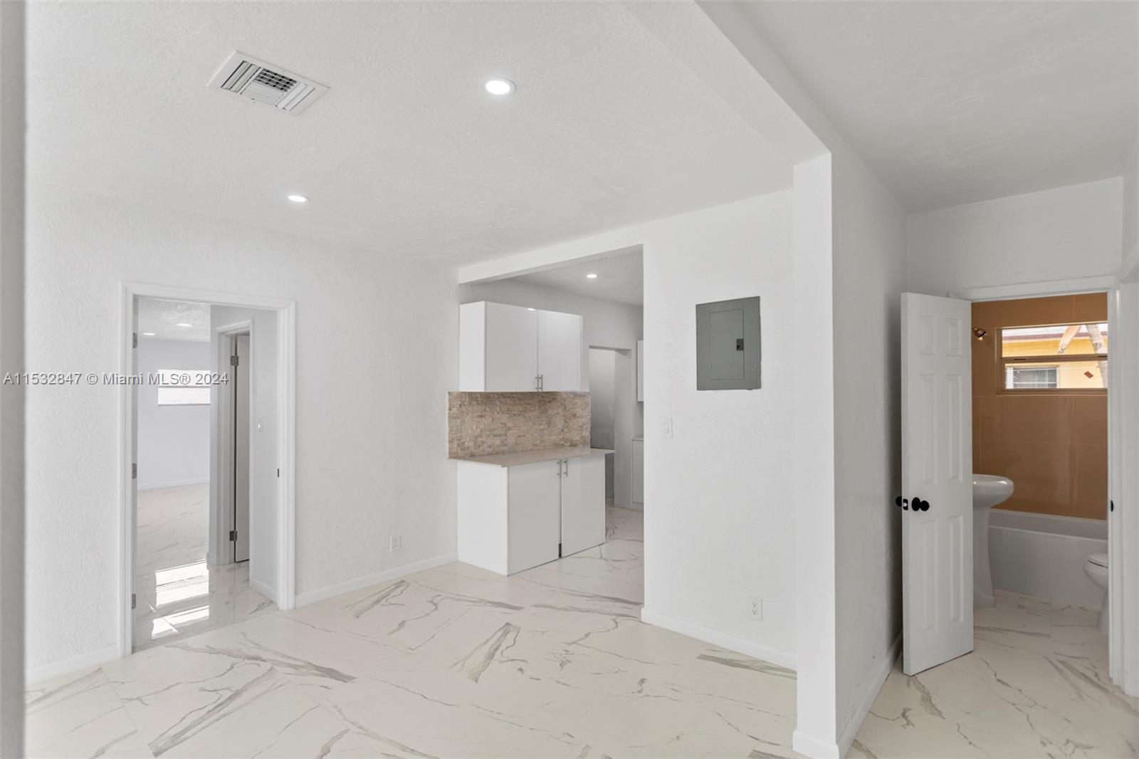 988 NW 10th St 1, Hallandale Beach, Florida 33009, 3 Bedrooms Bedrooms, ,2 BathroomsBathrooms,Residentiallease,For Rent,988 NW 10th St 1,A11532847