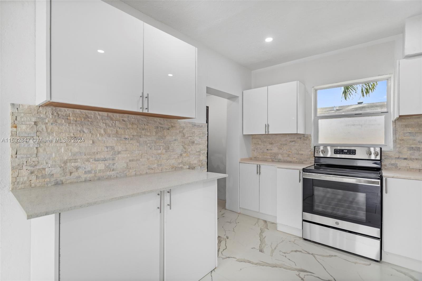 988 NW 10th St 1, Hallandale Beach, Florida 33009, 3 Bedrooms Bedrooms, ,2 BathroomsBathrooms,Residentiallease,For Rent,988 NW 10th St 1,A11532847