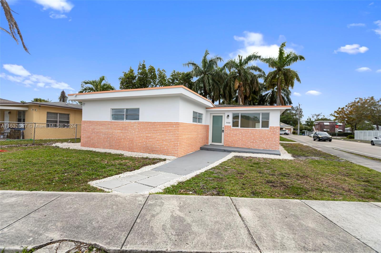 988 NW 10th St 1, Hallandale Beach, Florida 33009, 3 Bedrooms Bedrooms, ,2 BathroomsBathrooms,Residentiallease,For Rent,988 NW 10th St 1,A11532847