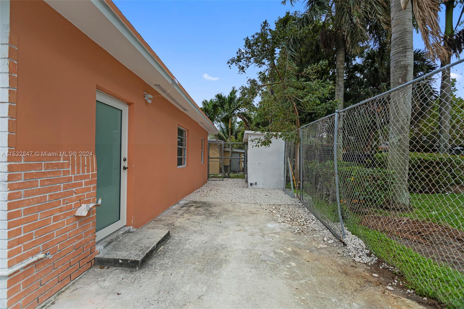 988 NW 10th St 1, Hallandale Beach, Florida 33009, 3 Bedrooms Bedrooms, ,2 BathroomsBathrooms,Residentiallease,For Rent,988 NW 10th St 1,A11532847