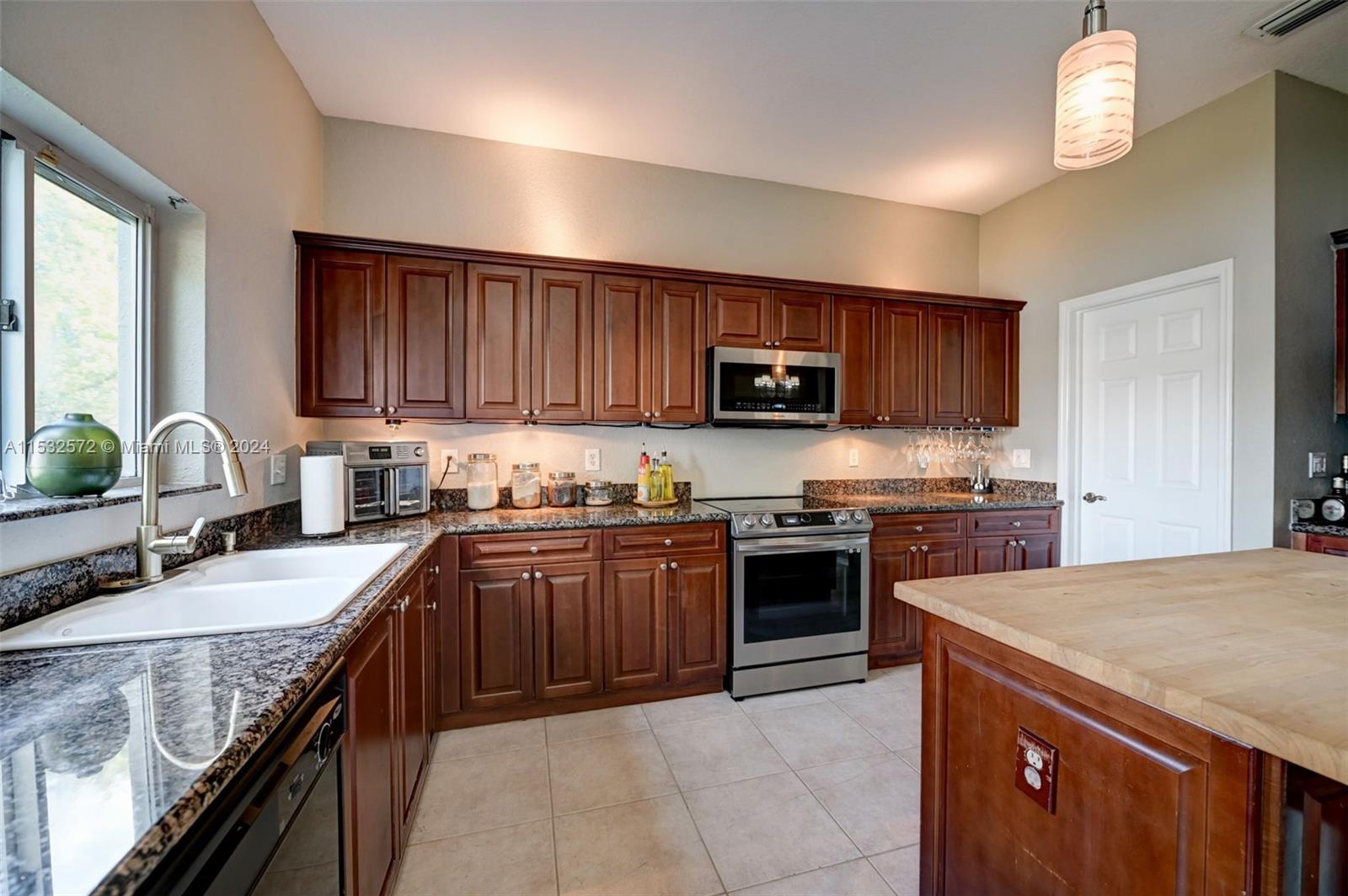 2421 SE 19th St 2421, Homestead, Florida 33035, 3 Bedrooms Bedrooms, ,2 BathroomsBathrooms,Residential,For Sale,2421 SE 19th St 2421,A11532572