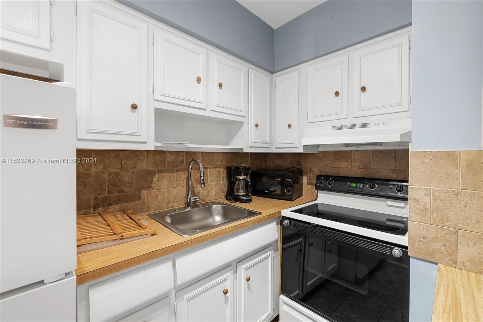 600 Layne Blvd 130, Hallandale Beach, Florida 33009, 1 Bedroom Bedrooms, ,1 BathroomBathrooms,Residentiallease,For Rent,600 Layne Blvd 130,A11532769