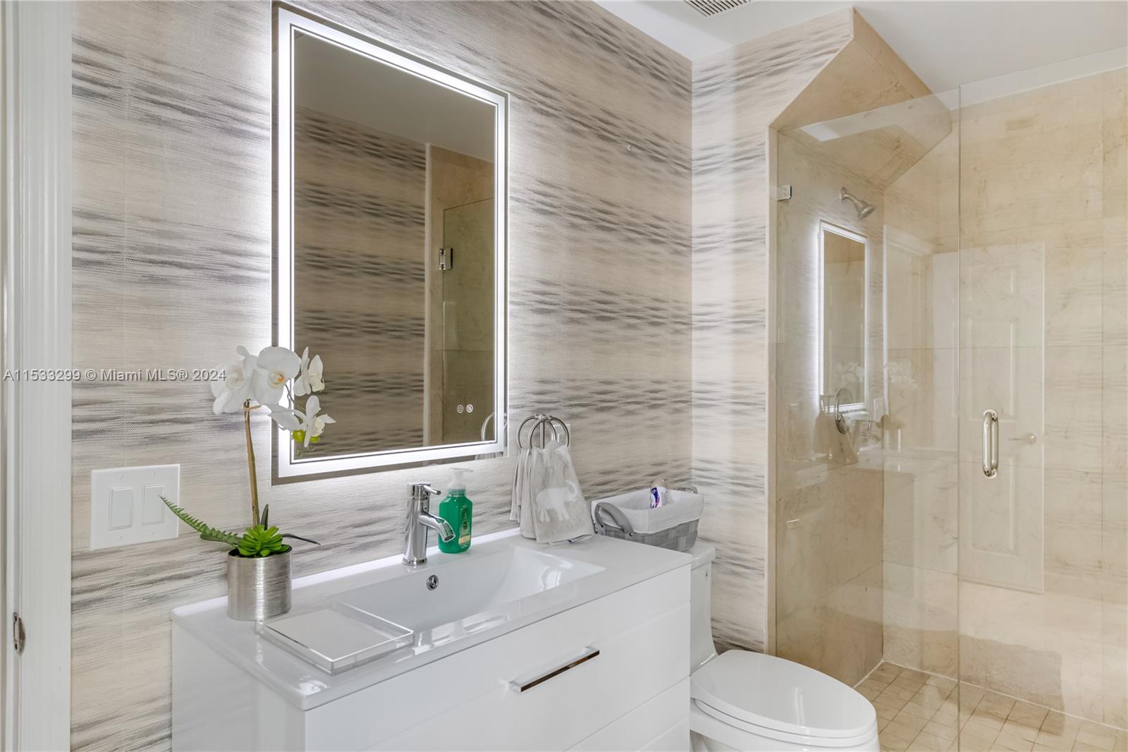 10463 NW 70th Ln, Doral, Florida 33178, 5 Bedrooms Bedrooms, ,5 BathroomsBathrooms,Residential,For Sale,10463 NW 70th Ln,A11533299