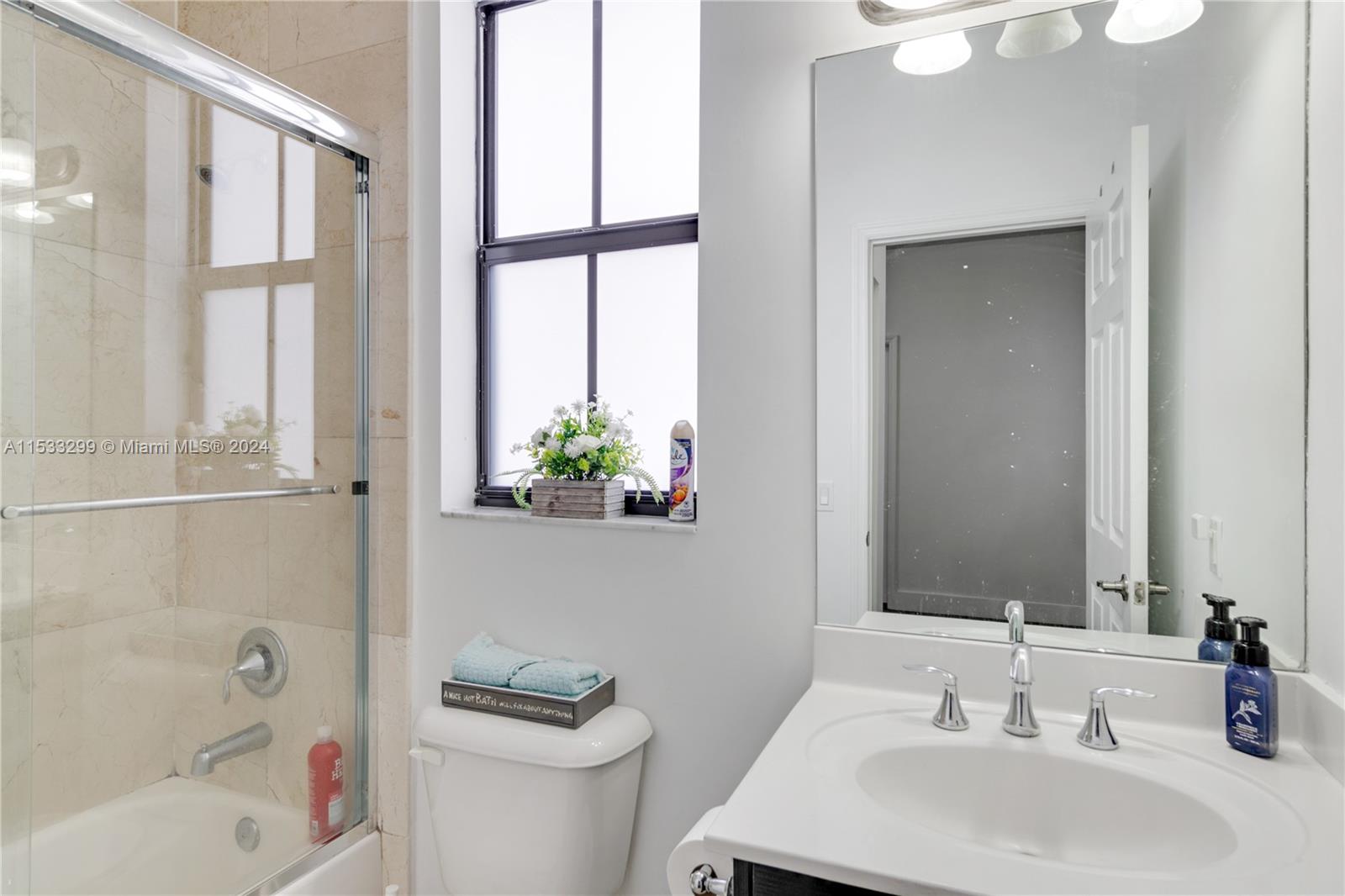 10463 NW 70th Ln, Doral, Florida 33178, 5 Bedrooms Bedrooms, ,5 BathroomsBathrooms,Residential,For Sale,10463 NW 70th Ln,A11533299