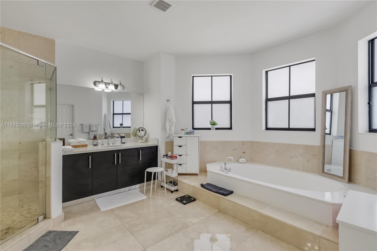 10463 NW 70th Ln, Doral, Florida 33178, 5 Bedrooms Bedrooms, ,5 BathroomsBathrooms,Residential,For Sale,10463 NW 70th Ln,A11533299