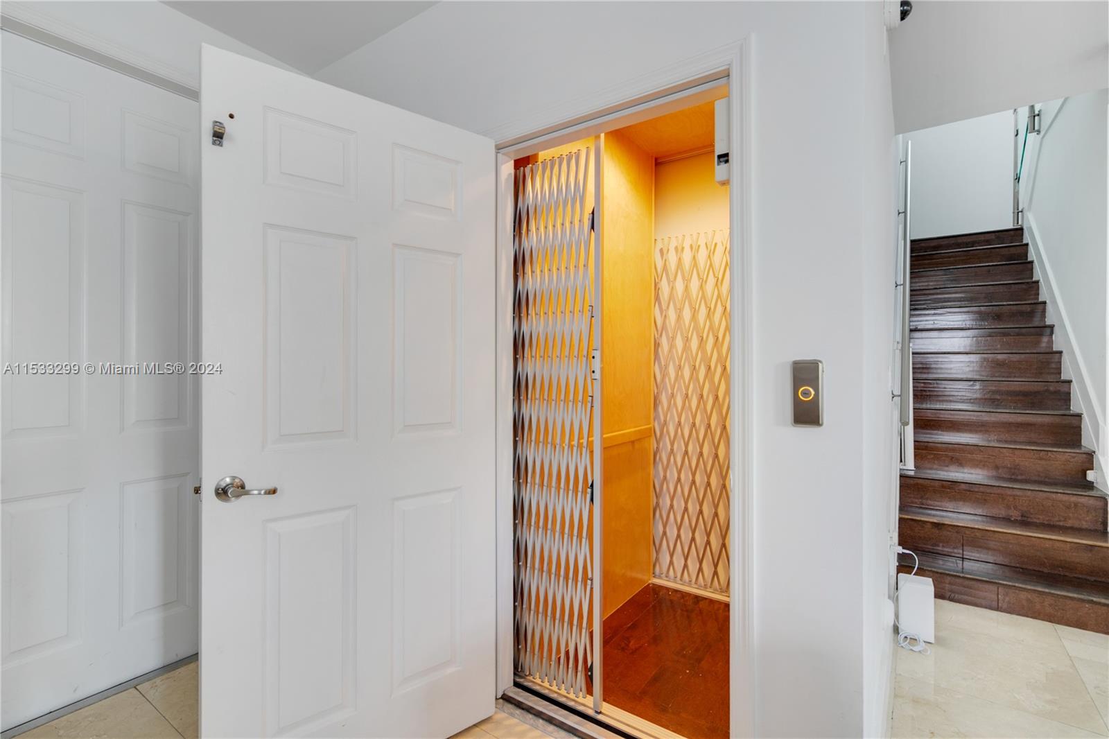 10463 NW 70th Ln, Doral, Florida 33178, 5 Bedrooms Bedrooms, ,5 BathroomsBathrooms,Residential,For Sale,10463 NW 70th Ln,A11533299