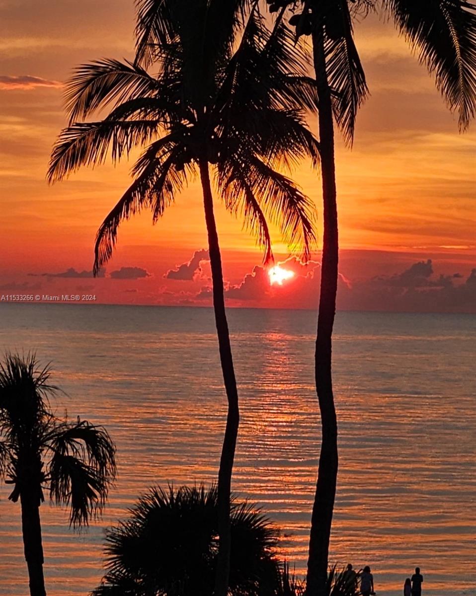 BEAUTIFUL WOOD BEDROOM