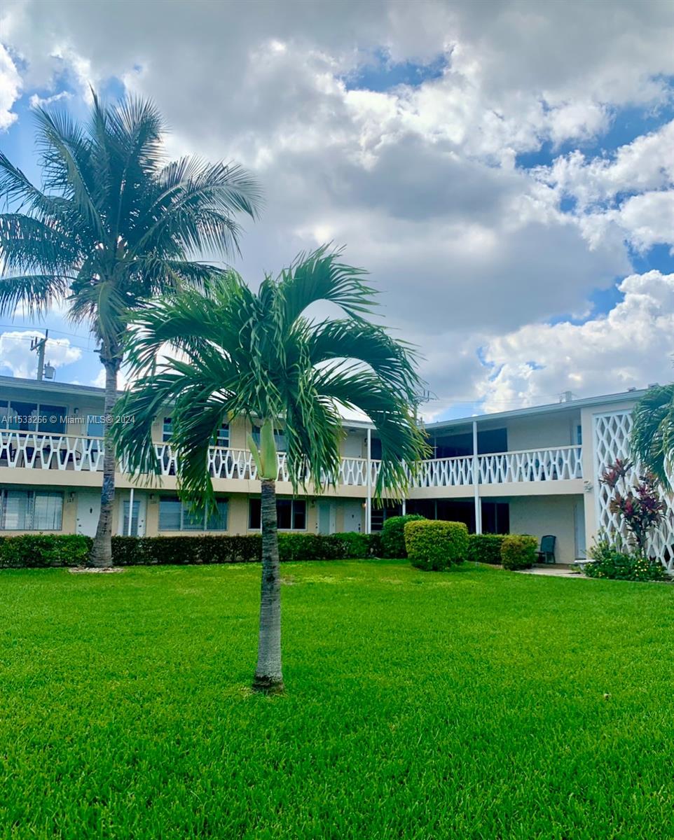 Gulfstream Racetrack has resturants & enterainmnet