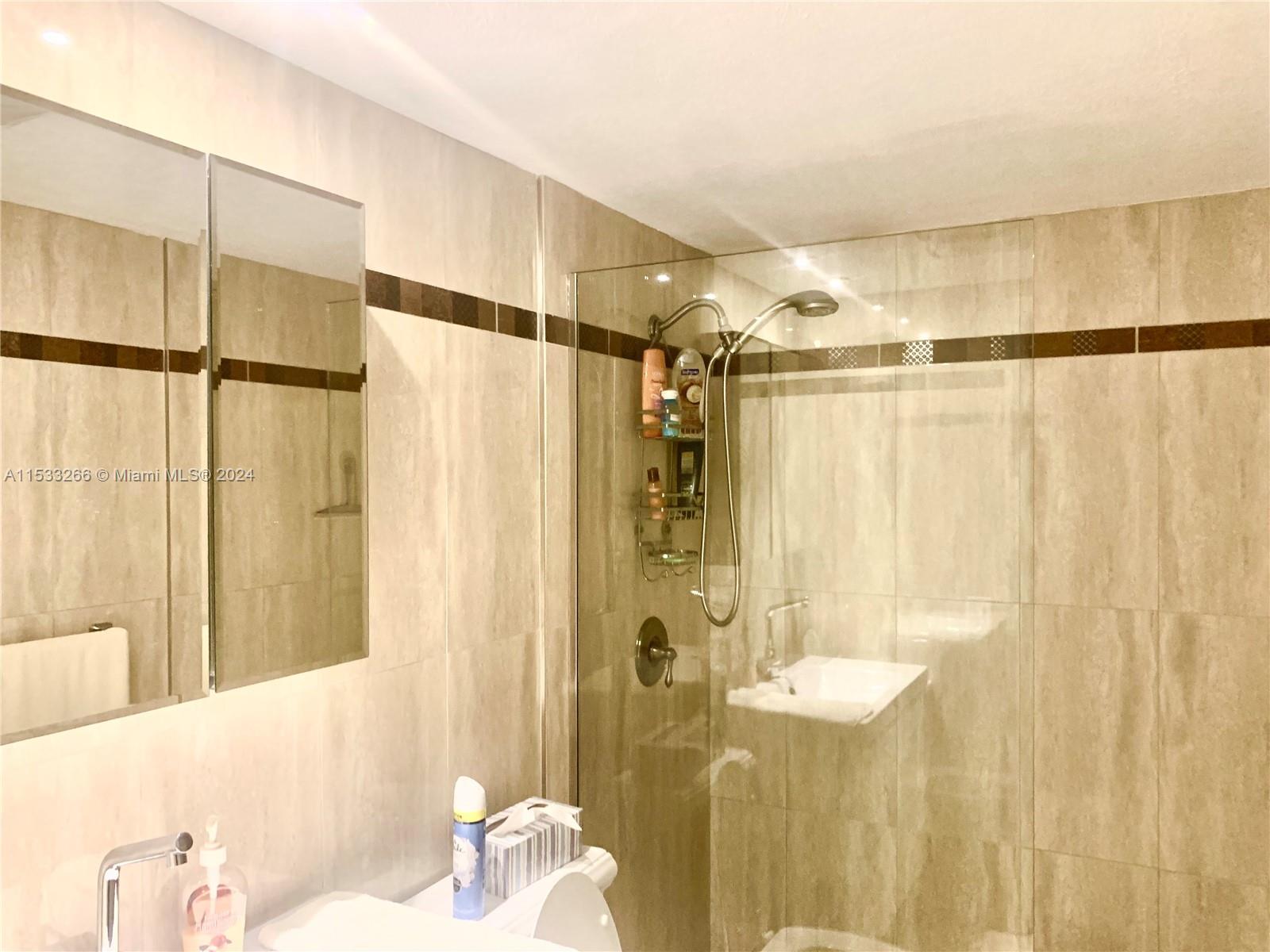 CUSTOM GLASS IN DINING AREA