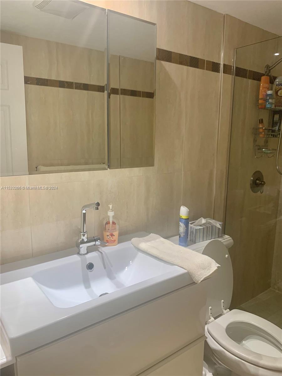 SHINY FLOORING & LARGE TV