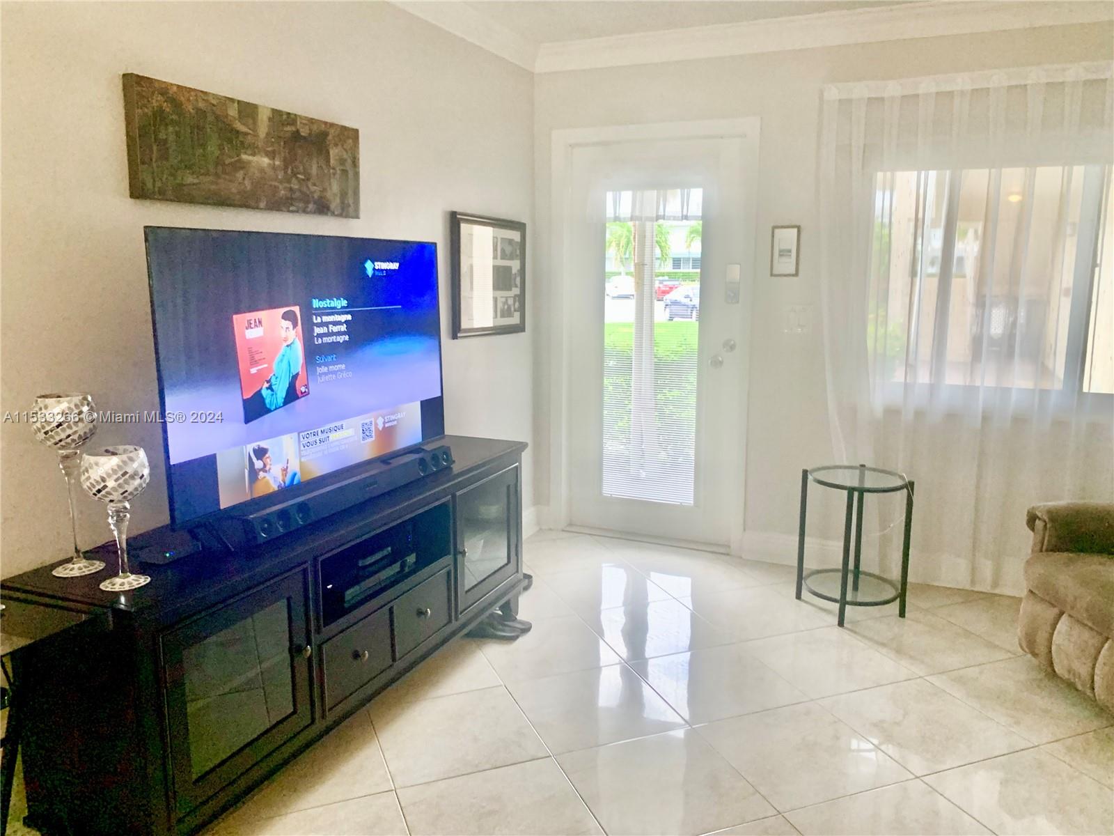 COMFORTABLE LIVING ROOM FURNITURE