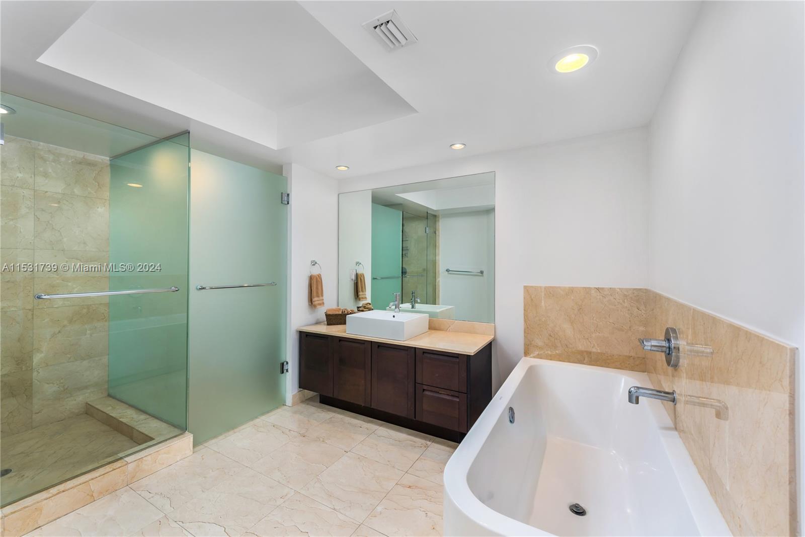 Sunny Isles Beach, Florida 33160, 3 Bedrooms Bedrooms, ,2 BathroomsBathrooms,Residential,For Sale,A11531739