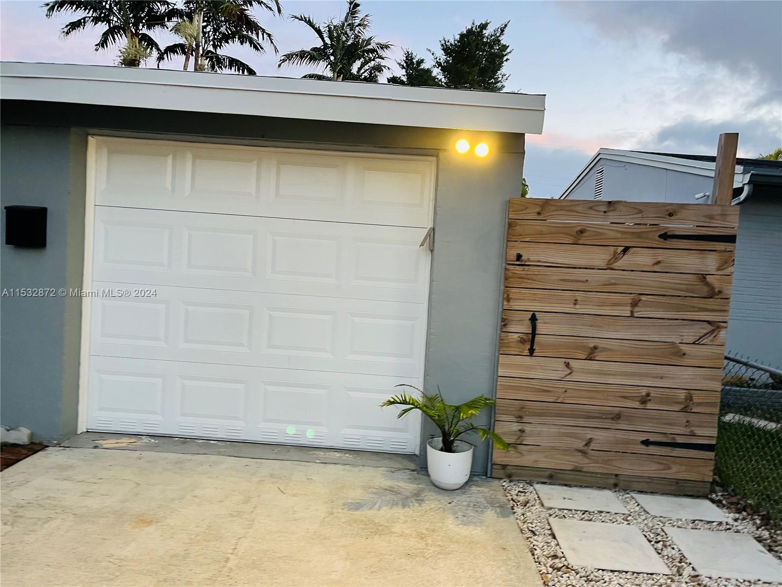 2518 Roosevelt St, Hollywood, Florida 33020, 2 Bedrooms Bedrooms, ,1 BathroomBathrooms,Residential,For Sale,2518 Roosevelt St,A11532872