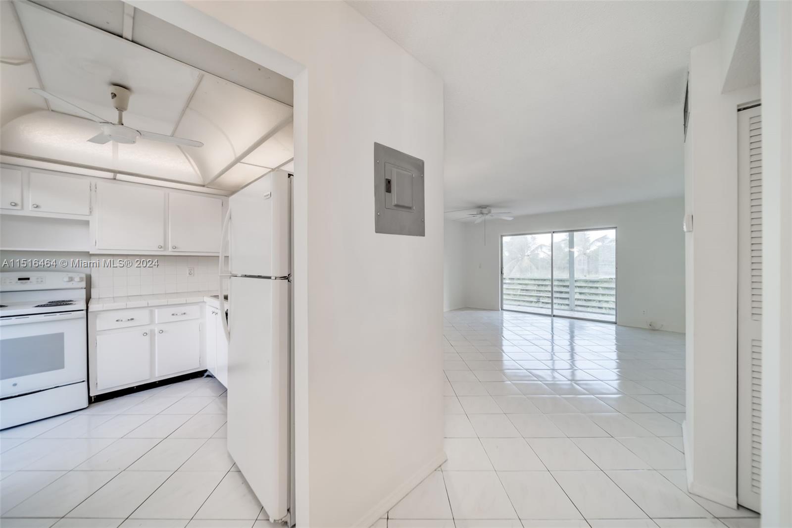 600 NE 14th Ave 421, Hallandale Beach, Florida 33009, 1 Bedroom Bedrooms, ,1 BathroomBathrooms,Residential,For Sale,600 NE 14th Ave 421,A11516464