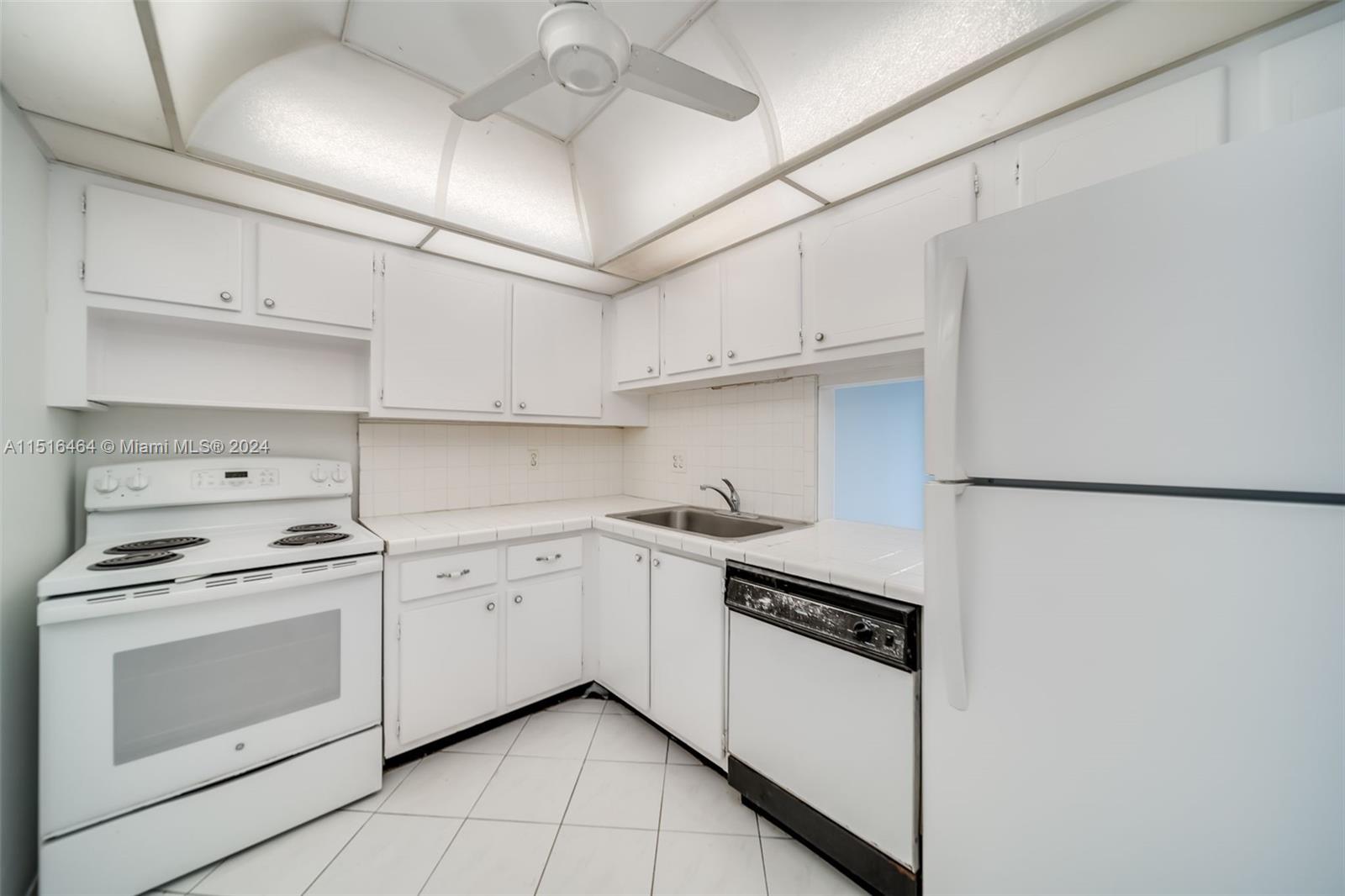 600 NE 14th Ave 421, Hallandale Beach, Florida 33009, 1 Bedroom Bedrooms, ,1 BathroomBathrooms,Residential,For Sale,600 NE 14th Ave 421,A11516464