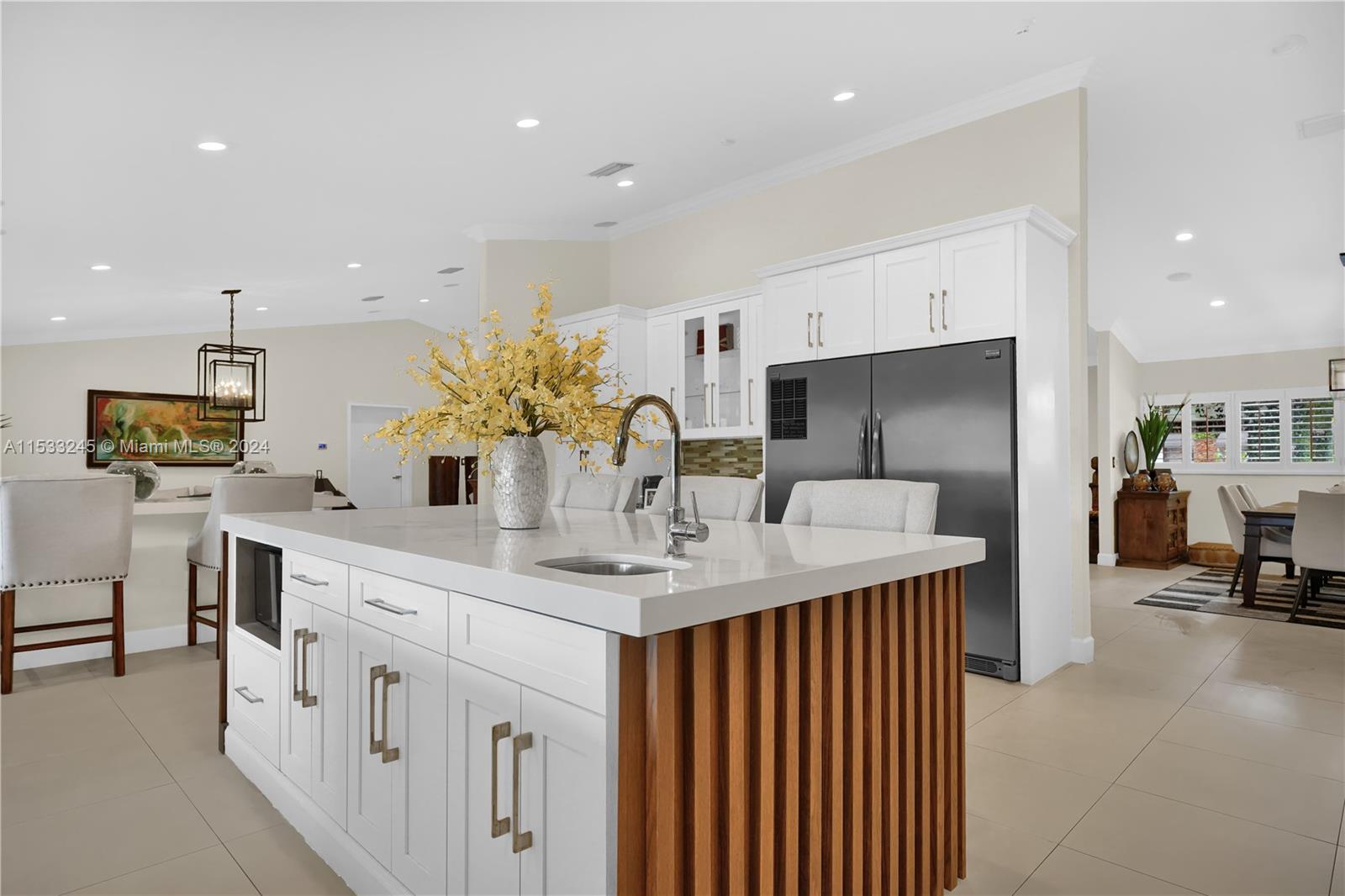 KITCHEN ISLAND