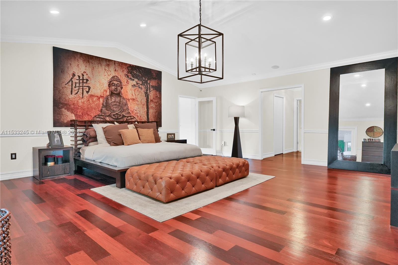 MASTER SUITE OVERSIZED