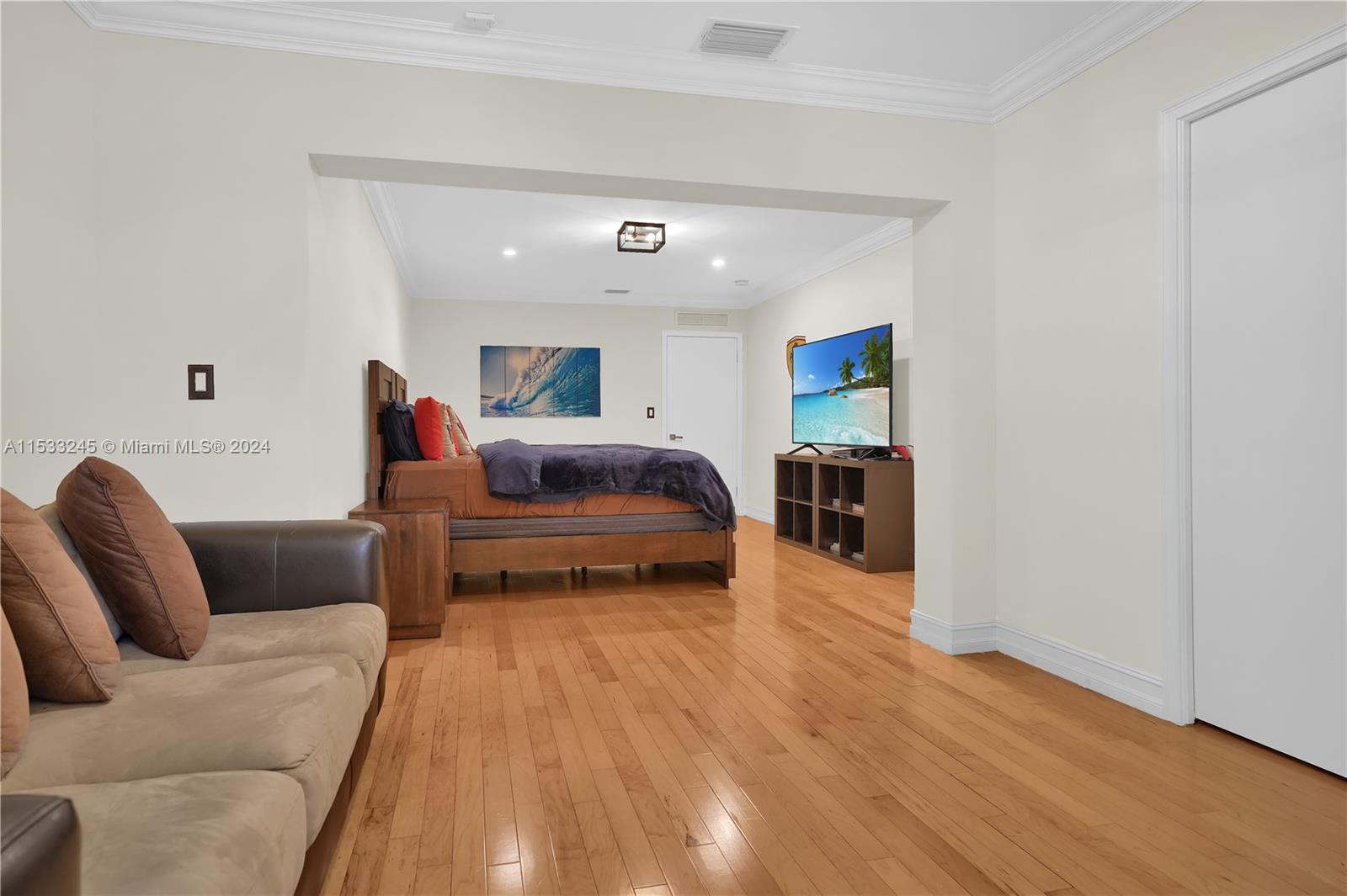 SECOND SUITE WITH WALKING CLOSET