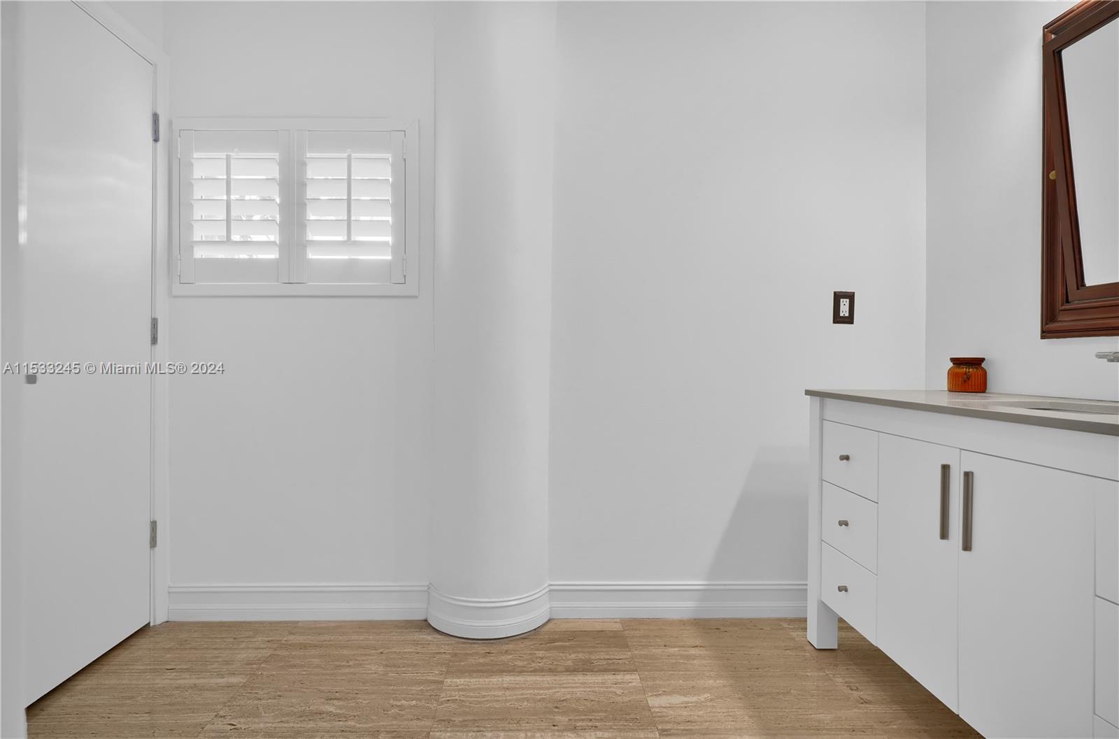 SECOND SUITE FULL BATHROOM