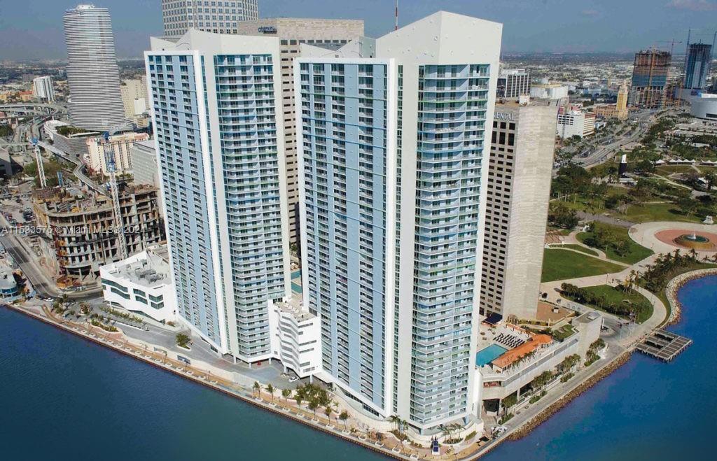 Direct waterfront with unobstructed views of the bay. Building is full of amenities, 24h valet parking, pool, gym, spa, party room, and convenience store at the lobby. Downtown location walking distance from Brickell, stores, restaurants. Dogs is allowed up to 50 pounds.
