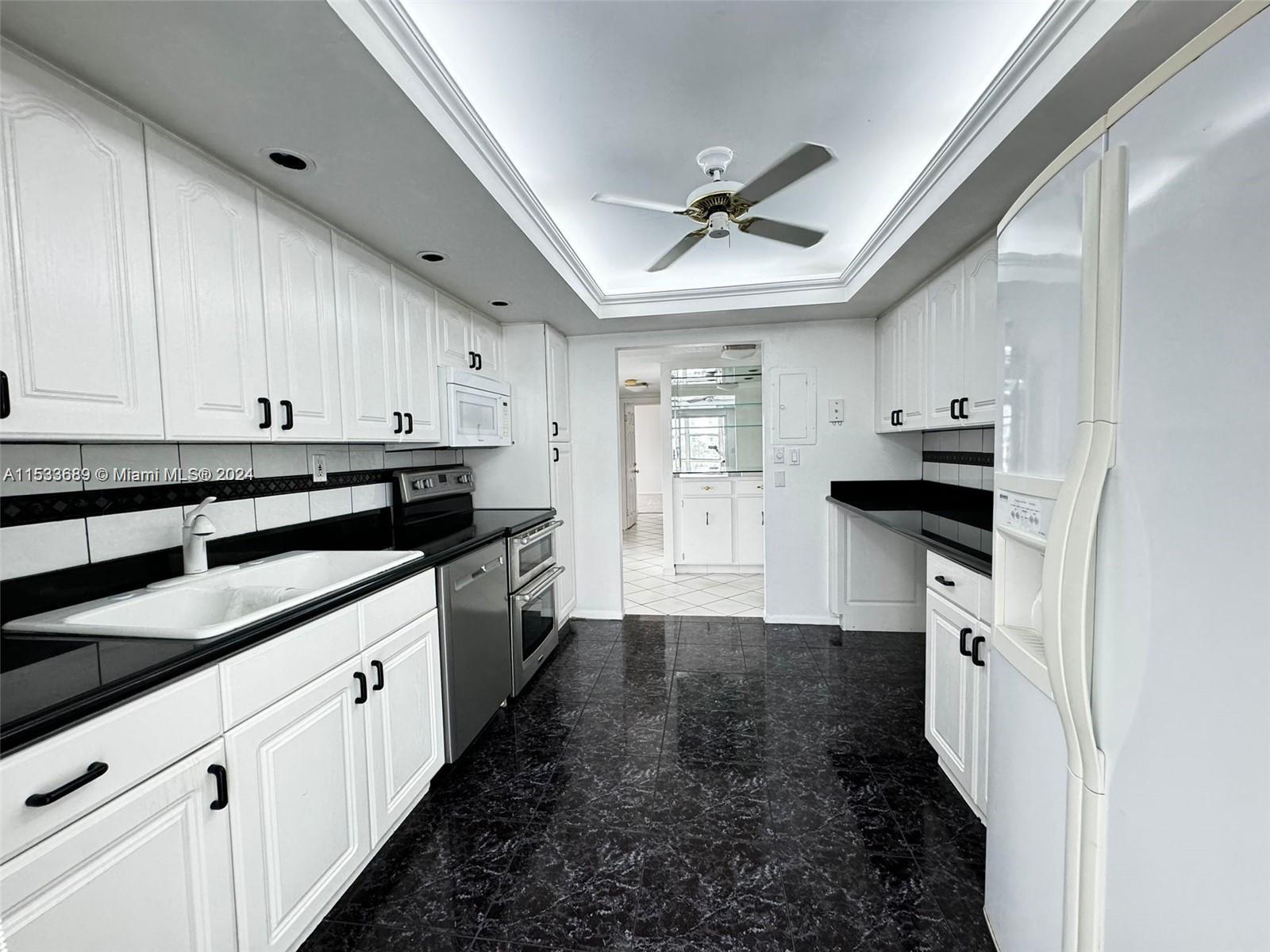 1000 Parkview Dr 520, Hallandale Beach, Florida 33009, 2 Bedrooms Bedrooms, ,2 BathroomsBathrooms,Residentiallease,For Rent,1000 Parkview Dr 520,A11533689