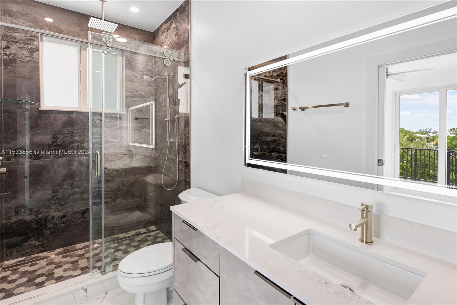 1st Floor en-suite bathroom