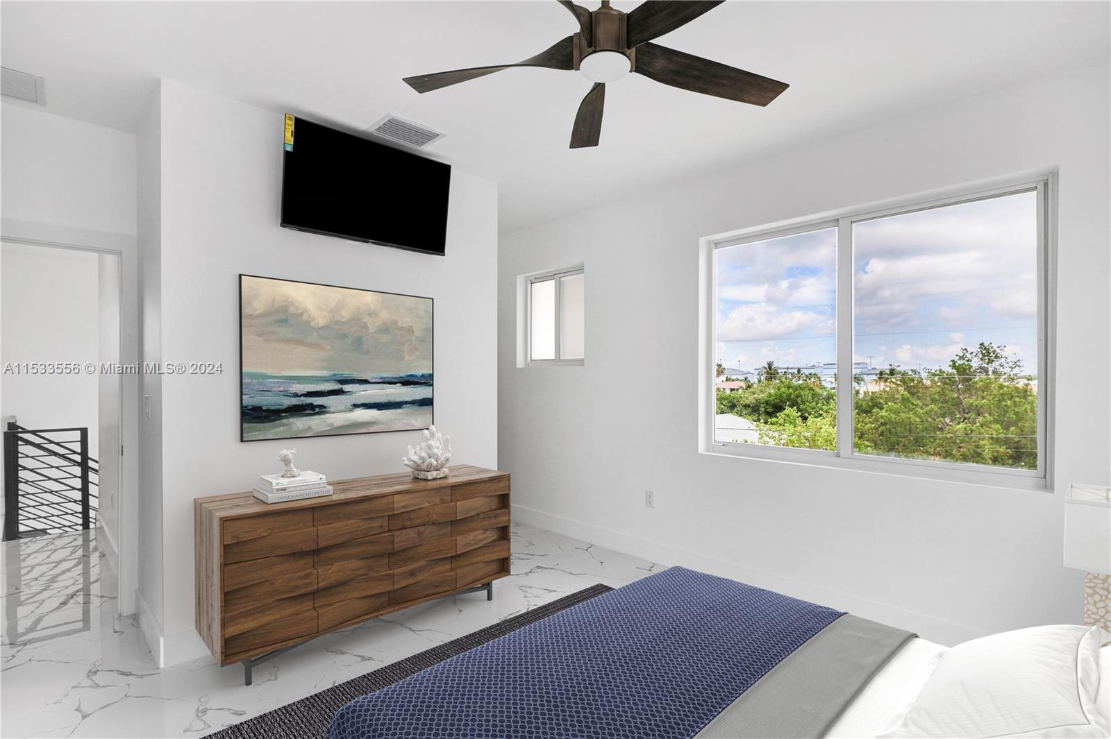 Upstairs Guest bedroom en-suite and walk-in closet, front of house