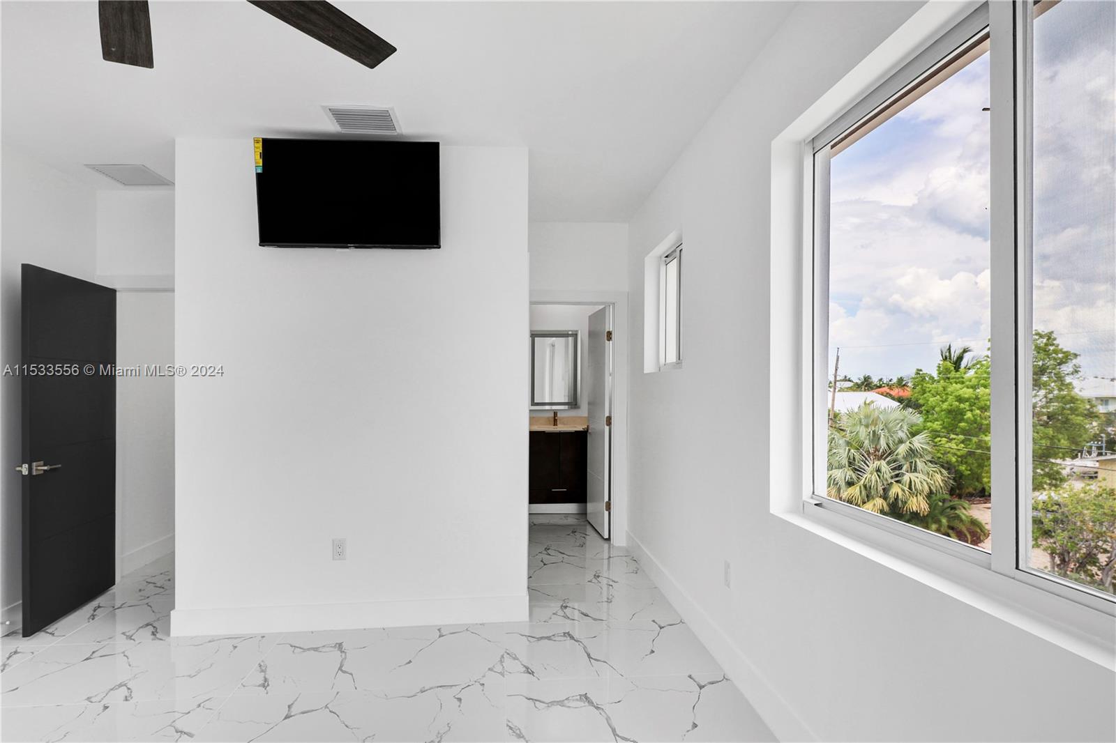 Upstairs Guest bedroom en-suite and walk-in closet, front of house