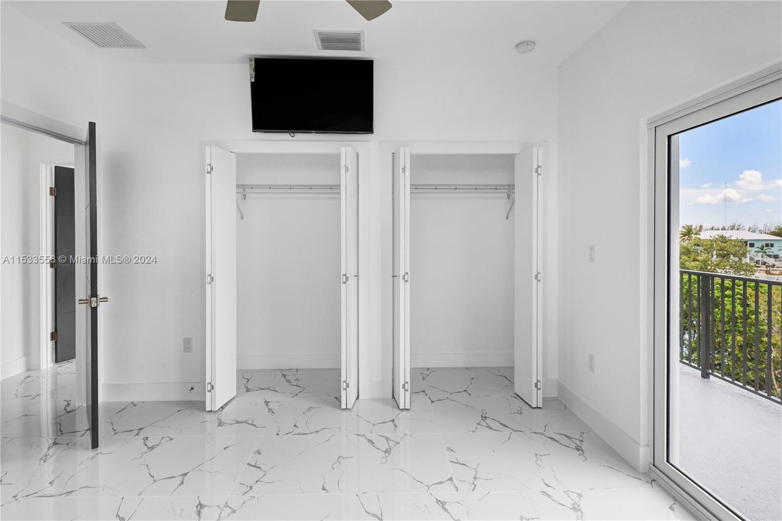 Upstairs guest bedroom en-suite with balcony - back of house