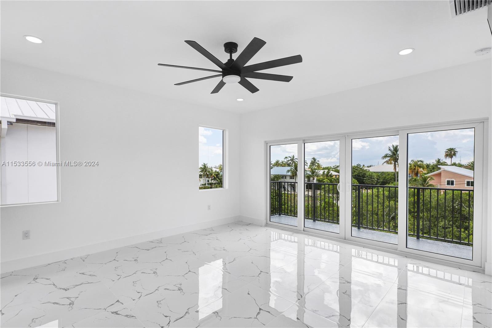 Large en-suite with walk-in closet - virtually staged