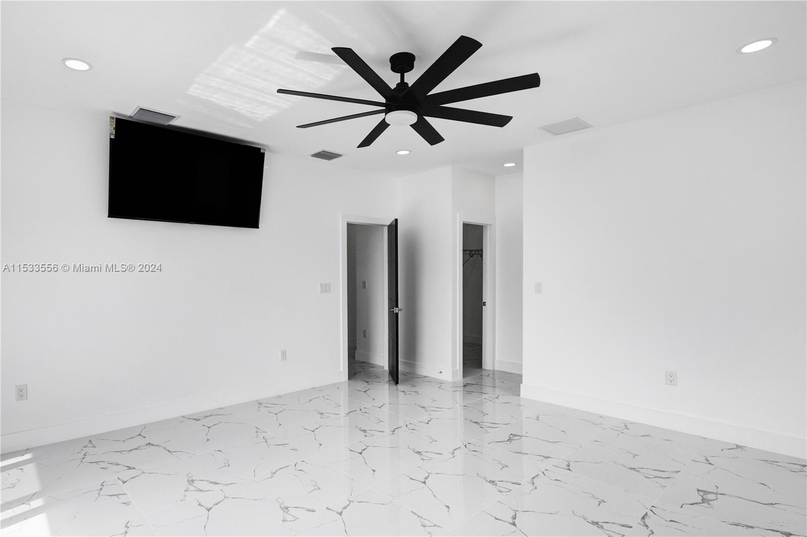 Large en-suite with walk-in closet - virtually staged