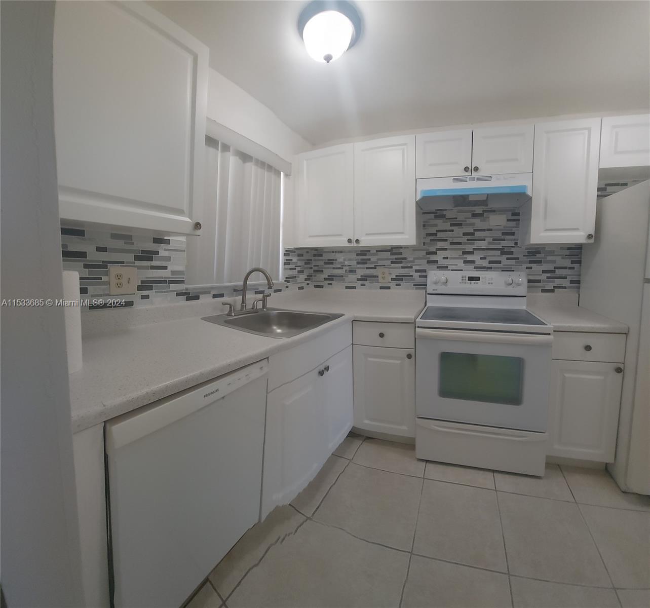 2600 W Sunrise Lakes Dr 210, Sunrise, Florida 33322, 2 Bedrooms Bedrooms, ,2 BathroomsBathrooms,Residential,For Sale,2600 W Sunrise Lakes Dr 210,A11533685