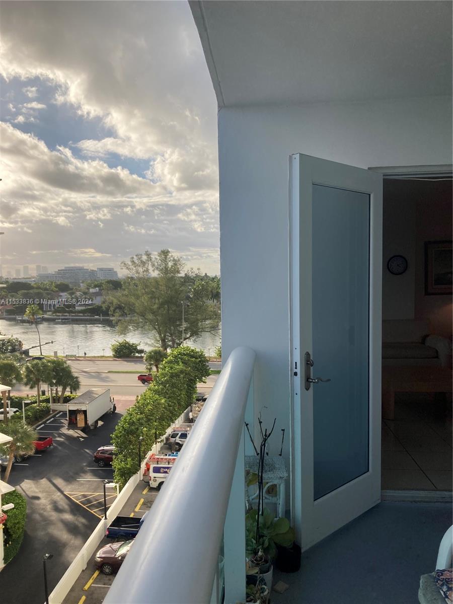 5001 Collins Ave 4G, Miami Beach, Florida 33140, 1 Bedroom Bedrooms, ,2 BathroomsBathrooms,Residential,For Sale,5001 Collins Ave 4G,A11533836
