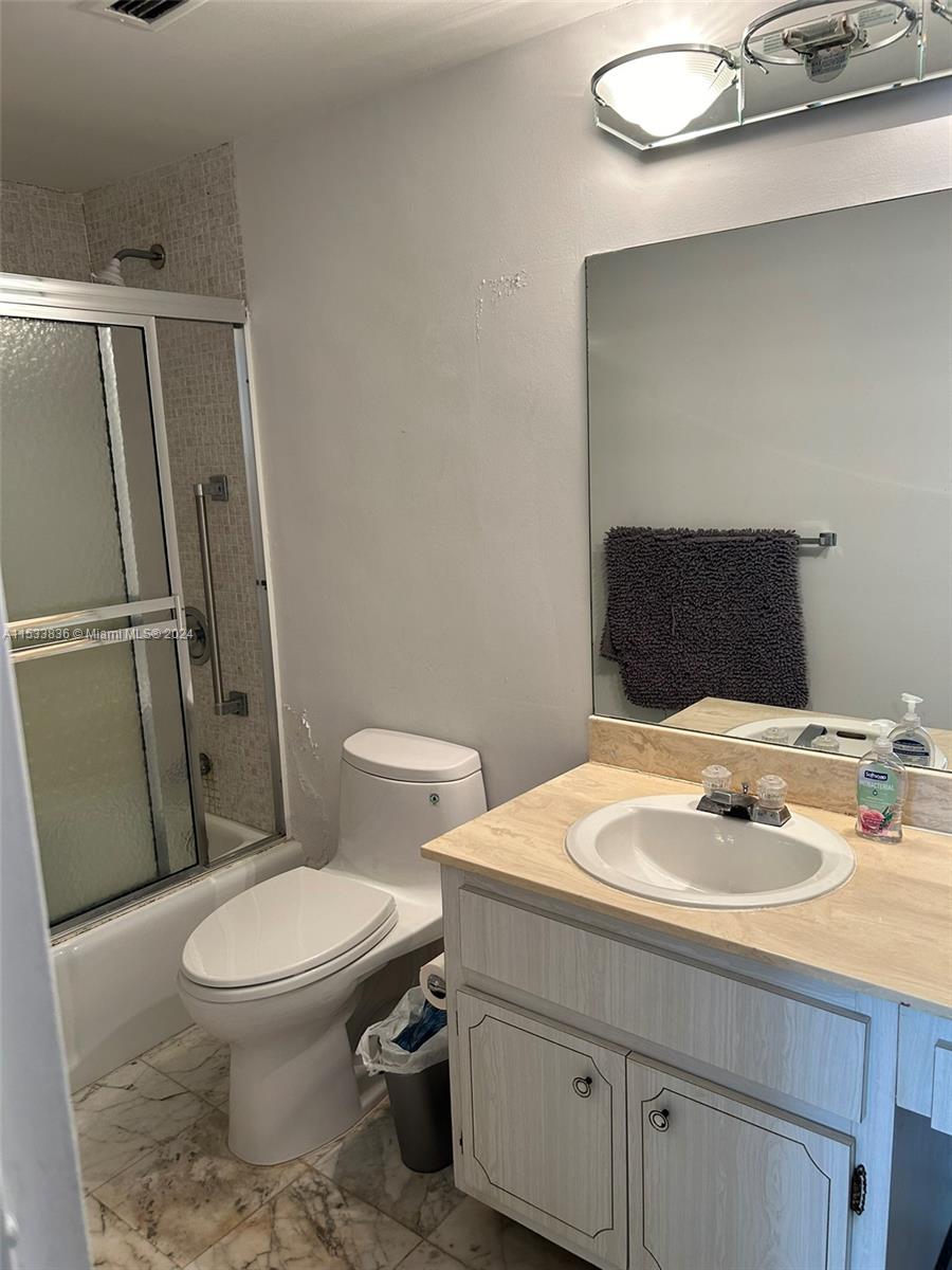 5001 Collins Ave 4G, Miami Beach, Florida 33140, 1 Bedroom Bedrooms, ,2 BathroomsBathrooms,Residential,For Sale,5001 Collins Ave 4G,A11533836