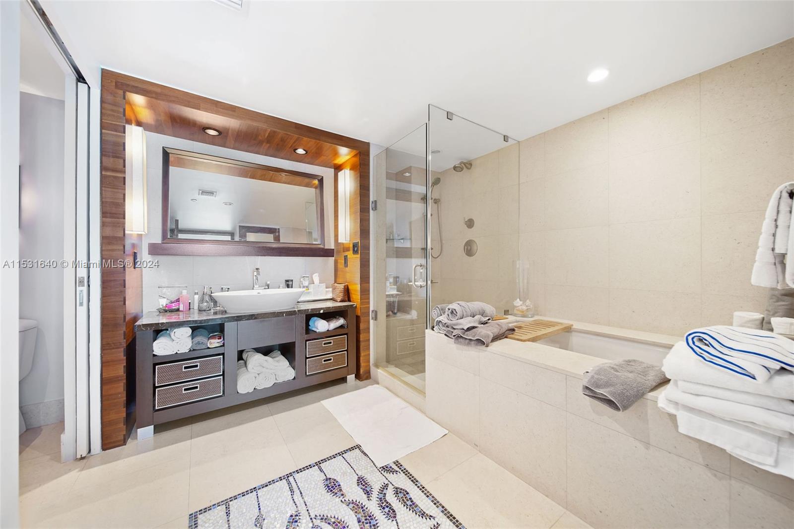 6801 Collins Ave 1015, Miami Beach, Florida 33141, 1 Bedroom Bedrooms, ,1 BathroomBathrooms,Residential,For Sale,6801 Collins Ave 1015,A11531640